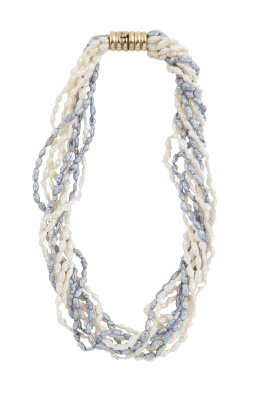 227.  Collar de diez hilos de perlas de agua dulce blancas, y cuatro de los hilos de perlas azules