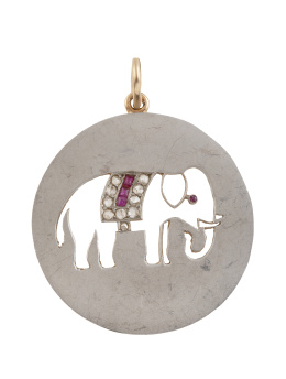 150.  Colgante circular Art-Decó con elefante calado en el centro, decorado con diamantes y rubíes