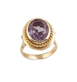 235.  Sortija con amatista oval facetada con marco de cordoncillo