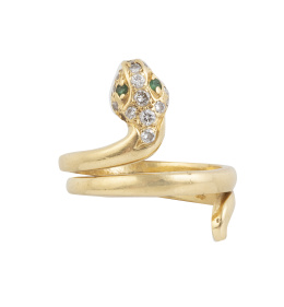 233.  Sortija serpiente de pp. S. XX con diamantes y esmeraldas decorando la cabeza