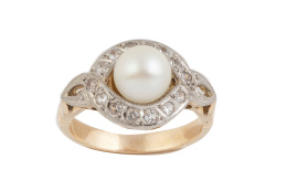 238.  Sortija años 30 con perla central y en marco de zafiros blancos