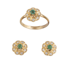 232.  Conjunto de sortija y pendientes de rosetón de brillantes con centro de esmeralda
