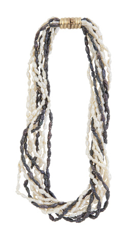 217.  Collar de diez hilos de perlas de agua dulce blancas, y cuatro de los hilos de perlas negras con cierre cilíndrico