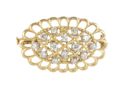 229.  Broche oval de brillantes años 50, con retícula central de cordoncillo y marco exterior calado lobulado