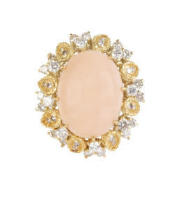 231.  Broche oval con cabuchón de coral y marco de hojitas y tréboles alternos de brillantes