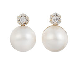 228.  Pendientes tu y yo de perlas mabe y brillantes superiores engastados en garras