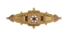 32.  Broche guardapelo victoriano con centro de flor de perlas y rubí central