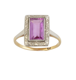 189.  Sortija con rosa de Francia talla rectangular con marco de marcasitas