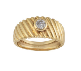 225.  Sortija solitario de brillante de 0,30 ct aprox en aro con forma de banda gallonada