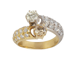 222.  Sortija tu y yo con un brillante blanco y un brillante fancy, con pavé de brillantes en la montura