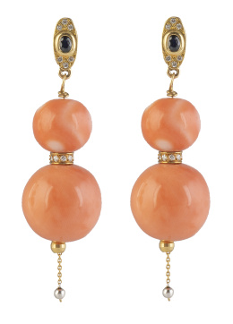 204.  Pendientes largos con dos grandes esferas de coral decorados con brillantes y zafiros