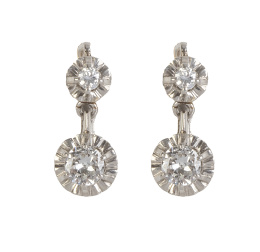 161.  Pendientes largos de brillantes, con dos brillantes articulados rodeados por marco ondulado