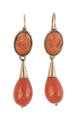 63.  Pendientes largos de coral  S. XIX con camafeo del que pende perilla facetada