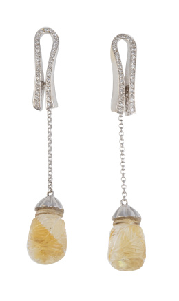 268.  Pendientes largos desmontables con banda arqueada de brillantes, y perilla de citrino tallado colgante de cadena