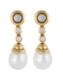 205.  Pendientes largos con perillas de perlas australianas colgantes de tres chatones de brillantes articulados