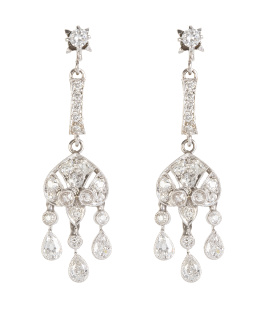 196.  Pendientes largos de brillantes con tres gotas de brillantes de talla antigua colgantes