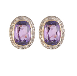 132.  Pendientes ovales de zafiros púrpuras sintéticos orladas con marco de diamantes