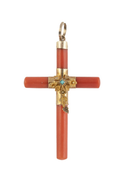 69.  Cruz colgante isabelina de coral con brazos cilíndricos y centro con aplicaciones vegetales
