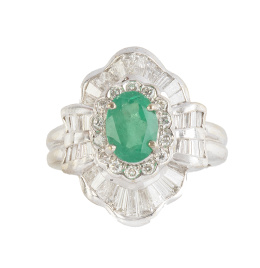 163.  Sortija de esmeralda oval orlada de brillantes rodeada por orla bailarina exterior de diamantes talla trapecio 