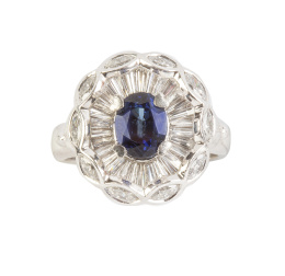 248.  Sortija rosetón con zafiro oval central rodeado de brillantes talla baguette y navette 