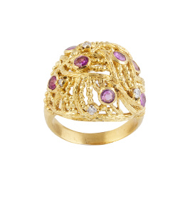 184.  Sortija bombée años 50 de rubíes y brillantes con diseño de cúpula calada realizada con cordoncillo 