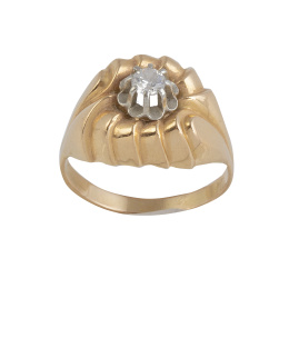 105.  Sortija chevalièr francesa con brillante central de 0,10 ct engastado en garras sobre frente bombée gallonadao