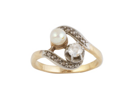 60.  Sortija francesa tu y yo de pp. S. XX con brillante de talla antigua y perla fina entre bandas onduladas de diamantes