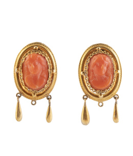 68.  Pendientes S. XIX con camafeos de coral tallado con busto de dama, en marcos ovales de cordoncillo y oro liso ovales
