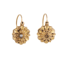 55.  Pendientes flor franceses de pp. S. XX con perla fina central rodeada de bolitas de oro y pétalos angulares