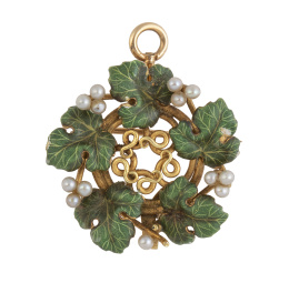 26.  Broche colgante francés S. XIX con diseño de corona de vid, con hojas de parra esmaltadas y perlitas finas como uvas