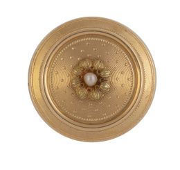 56.  Broche circular francés S. XIX con flor central decorada con perla fina y fondo con delicada decoración guilloché