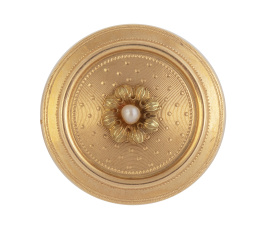 56.  Broche circular francés S. XIX con flor central decorada con perla fina y fondo con delicada decoración guilloché