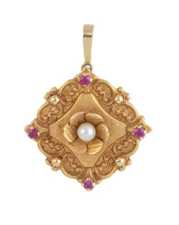 57.  Broche colgante romboidal francés S. XIX, con flor central de perla fina con perla y marco con roléos decorado con cuatro rubíes