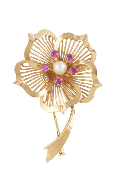 177.  Broche flor chevalière francés con perla central orlada rubíes sintéticos y pétalos con decoración calada a modo de rayos