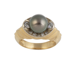 181.  Sortija chevalière francesa con perla de Tahití, rodeada de brillantes y diamantes en marco ovalado convexo