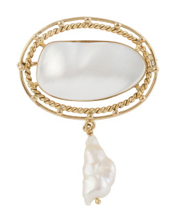 219.  Broche con gran perla oval central y perla barroca colgante, con marco oval de cordoncillo de oro