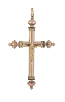 18.  Cruz colgante de pp. S. XX con decoración aplicada sobre brazos cilíndricos