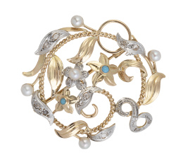82.  Broche con diseño floral circular, en oro bicolor decorado con diamantes, perlas y turquesas