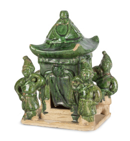 1350.  Grupo de cerámica esmaltada en verde con cuatro personajes y templo.China, dinastía Qing, ff. del S. XVIII - pp. del S. XIX. 