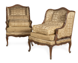1288.  Pareja de butacas de orejas de estilo Luis XV de madera tallada con hojas y tapizadas en seda con flores.Francia, S. XVIII.