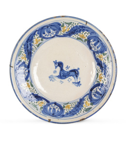 1105.  Plato de cerámica esmaltada con animal en el asiento.Manises, S. XIX.