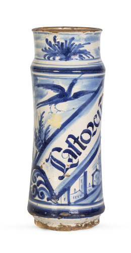 1110.  Bote de farmacia de cerámica esmaltada en azul y blanco con cartela.Cataluña, S. XVIII.