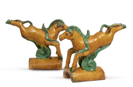 1242.  Pareja de tejas con caballos esmaltadas en ocre y verde.China, S. XX.