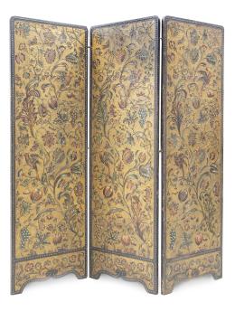 1075.  Biombo de tres hojas de guadamecí de piel moldeada, dorada y policromada.Trabajo español, finales del S. XIX - principios del S. XX.