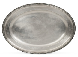 585.  Bandeja oval de plata. Con marcas.López, Madrid, S. XX.