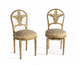 425.  Jean-Henry Jansen (1854-1928)Pareja de sillas estilo Luis XVI en madera tallada y dorada. Con marcas de Jansen París bajo el asiento..