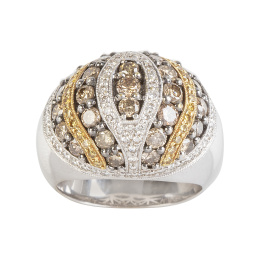 272.  Sortija bombée de brillantes fancy brown, yellow y blancos combinados en diferentes bandas y brillantes fancy
