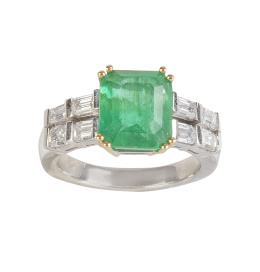 346.  Sortija con esmeralda de 4,58 ct, talla esmeralda rectangular y con cuatro diamantes talla baguette a cada lado en los brazos de la montura