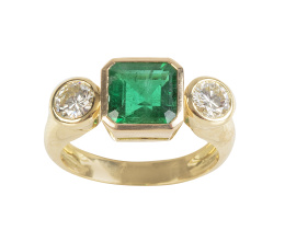 335.  Sortija con esmeralda de Zambia de talla cuadrada, flanqueada por dos chatones de brillante 