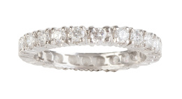 342.  Sortija alianza completa de brillantes engastados en garras